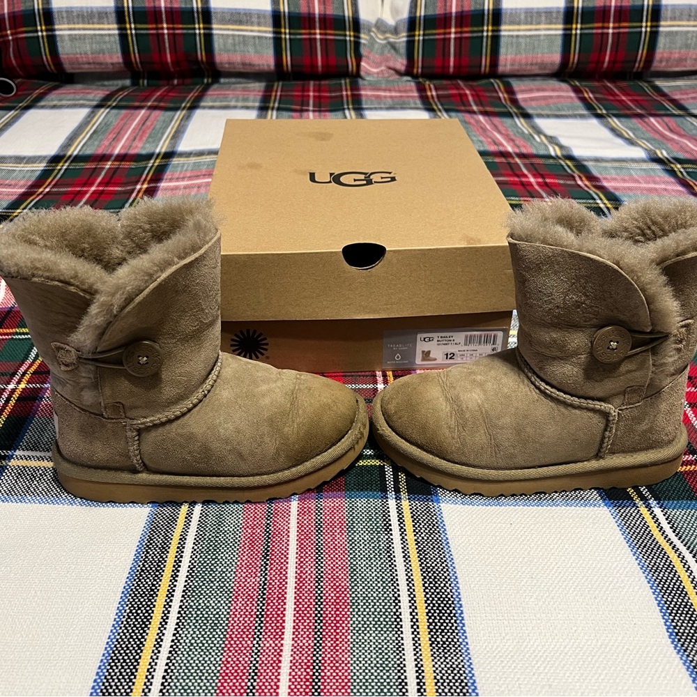 Little Girls Bailey Button II UGG Boots Size 12